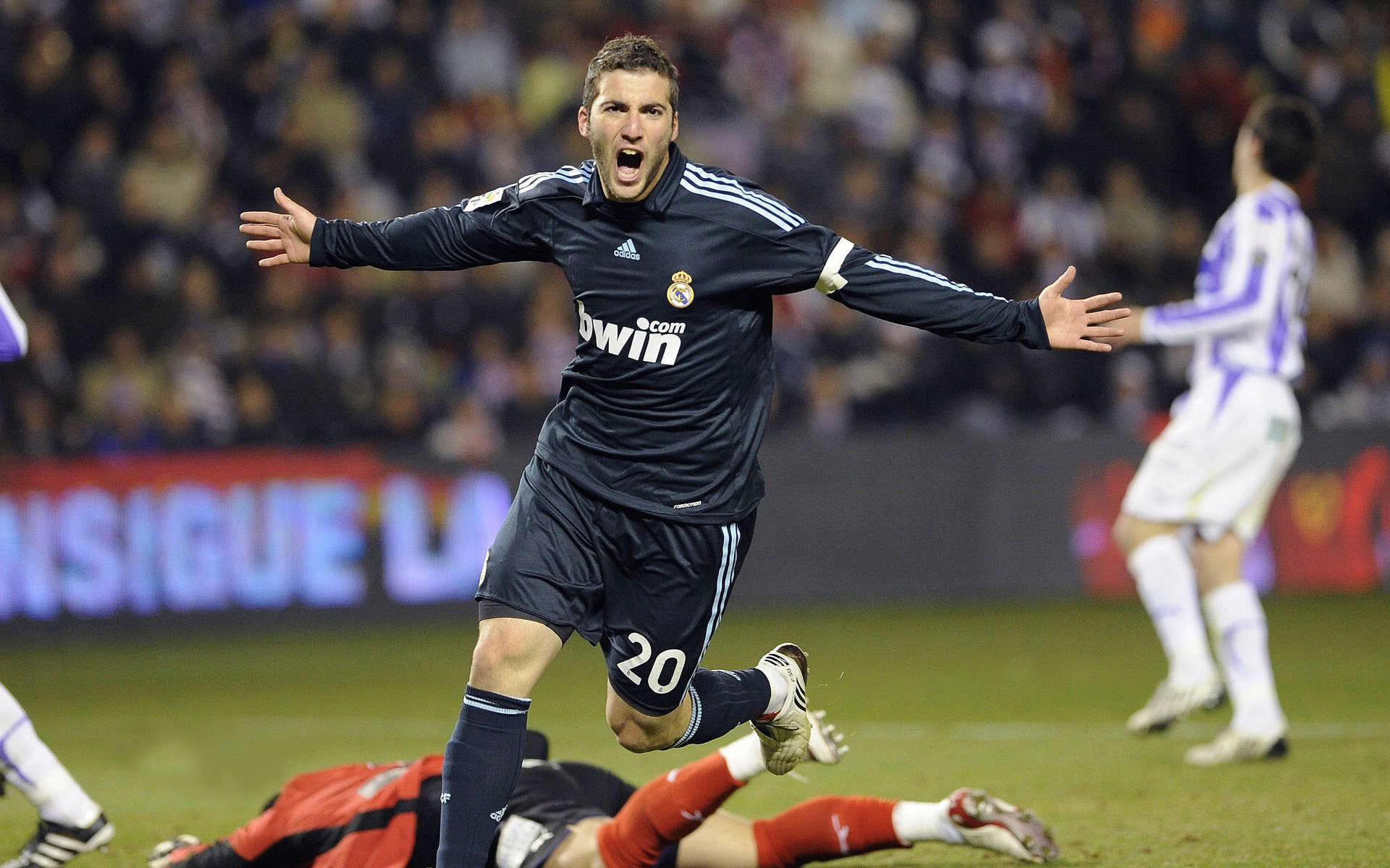 重返赛场引发热议!,詹姆斯在法国队比赛中出色防守观众掌声雷动